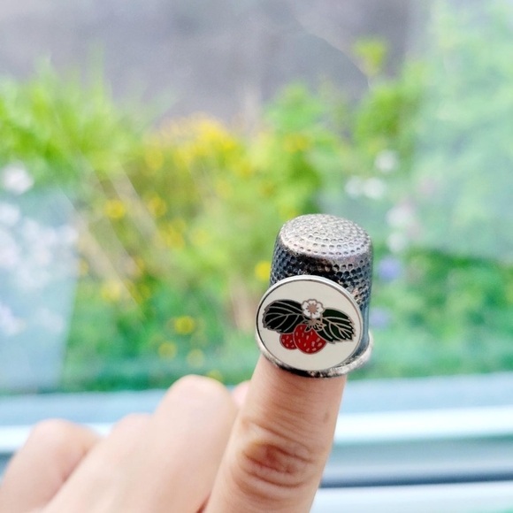 Vintage Strawberry Flower Thimble - Picture 6 of 8